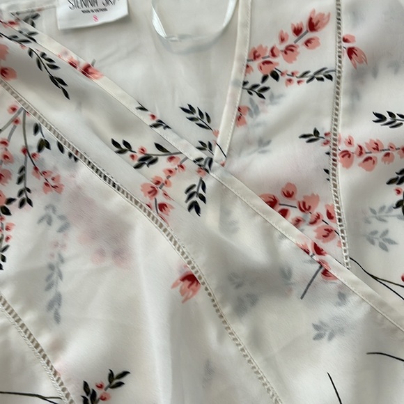 Super cute spring or summer long sleeve - Picture 2 of 3